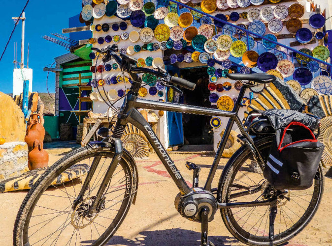 0016_E-Bike vor Geschaeft - Hassan Bouhrazen